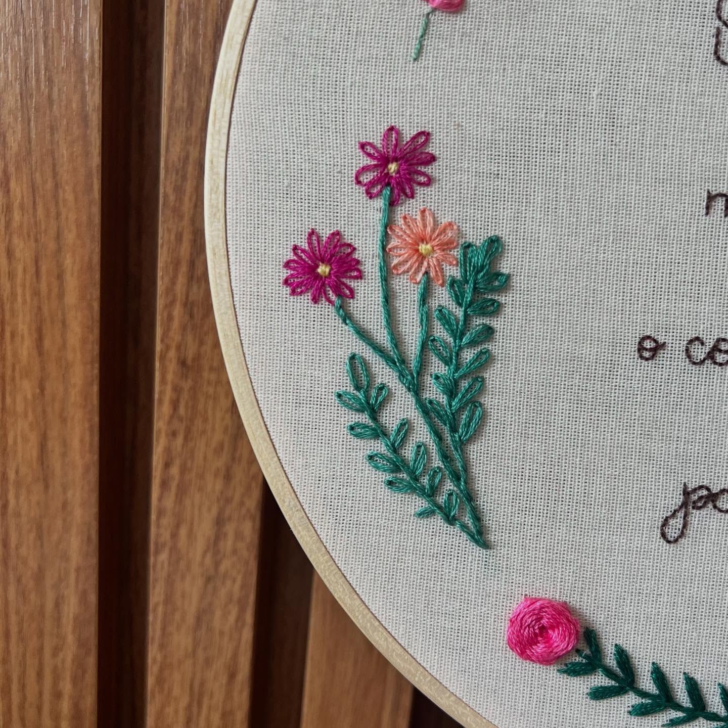 Bastidor com passarinhos, casa e flores bordadas