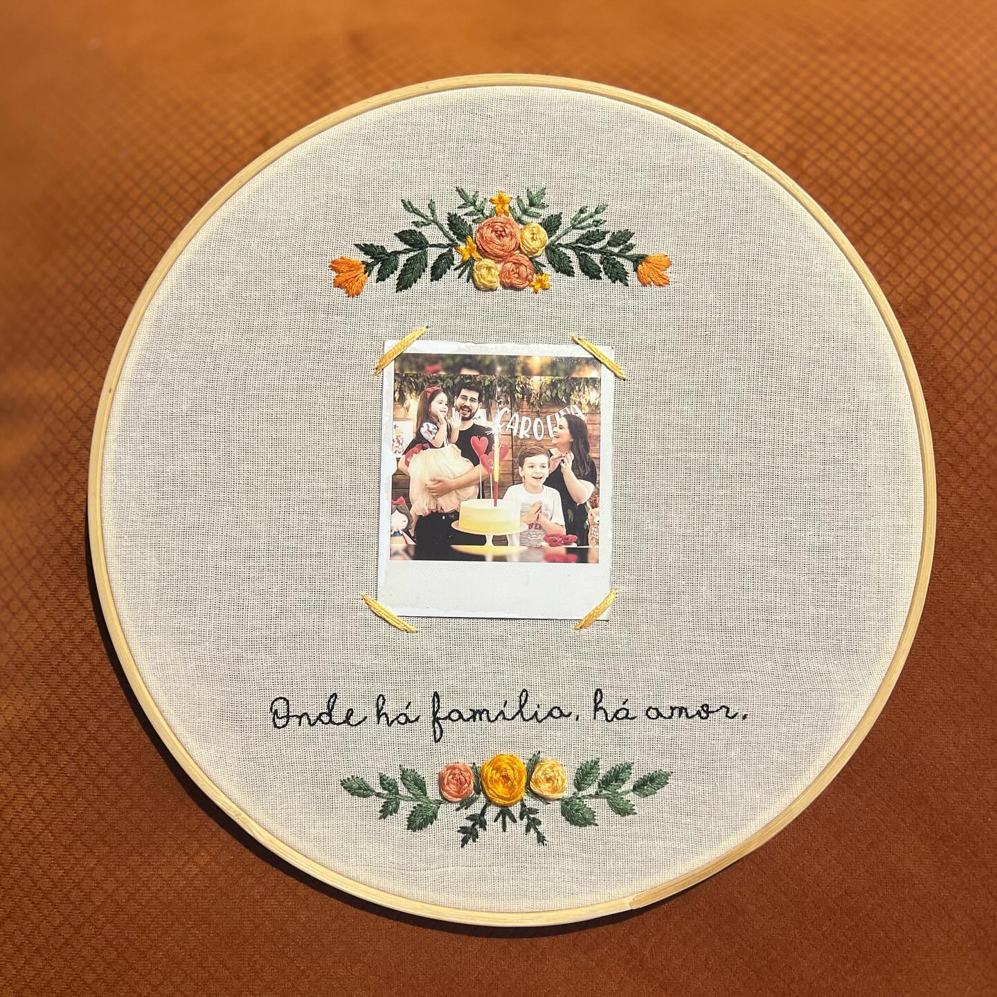 Bastidor com foto de família e frase Onde há família, há amor