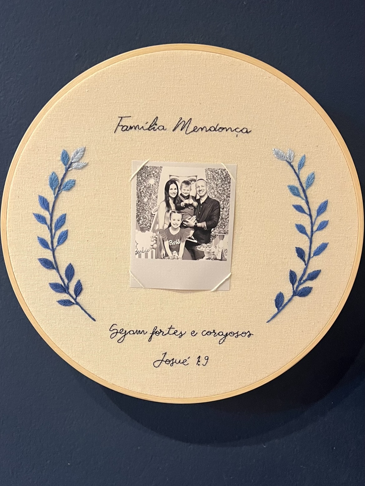 Bastidor de família com foto e folhagens azuis