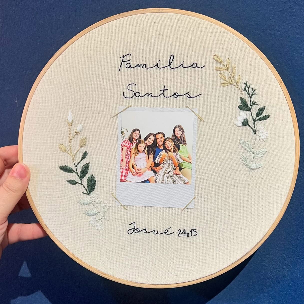 Bastidor de família com foto, flores e versículo