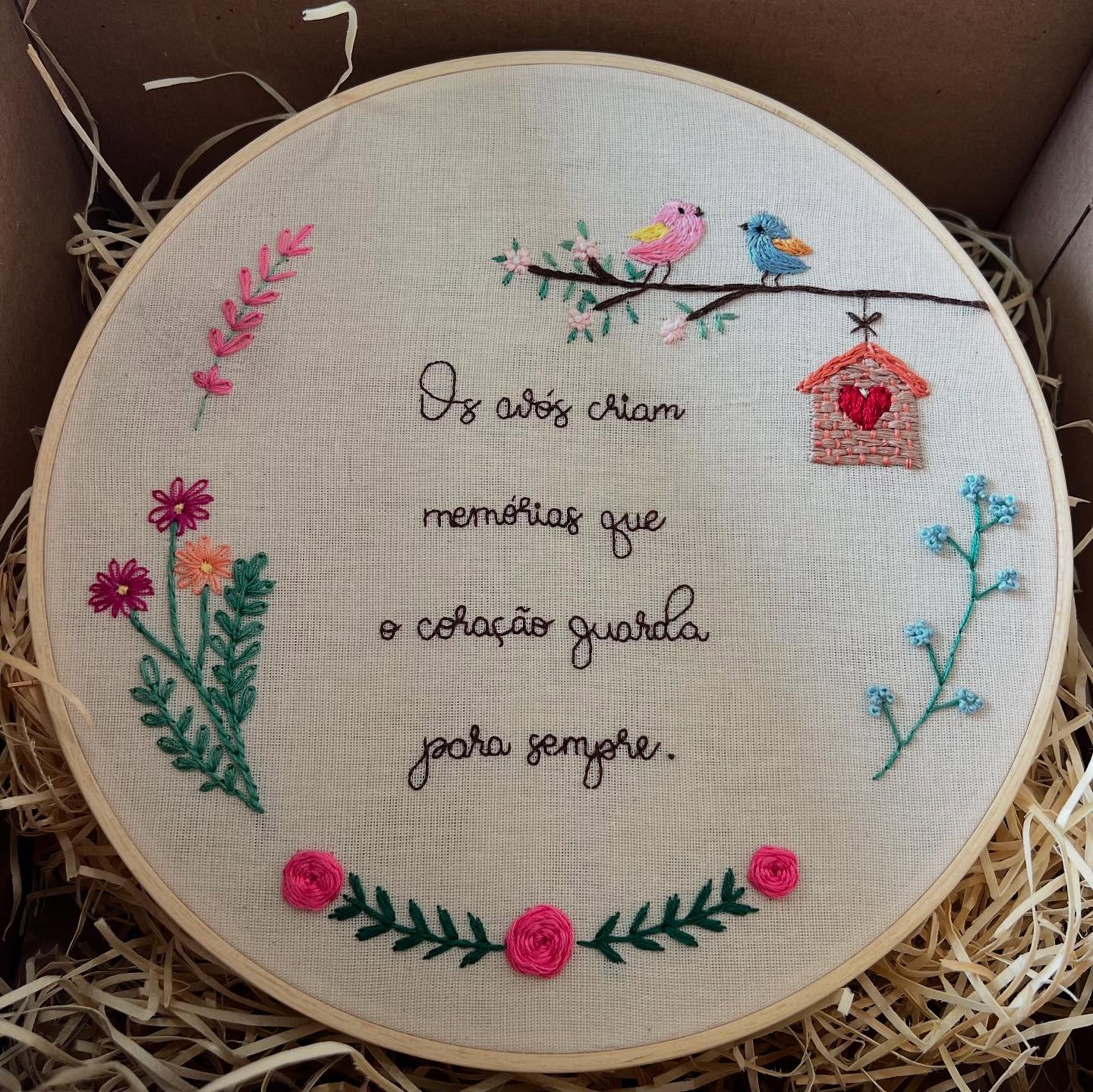 Bastidor natalino com laço vermelho e frase Jesus nasceu