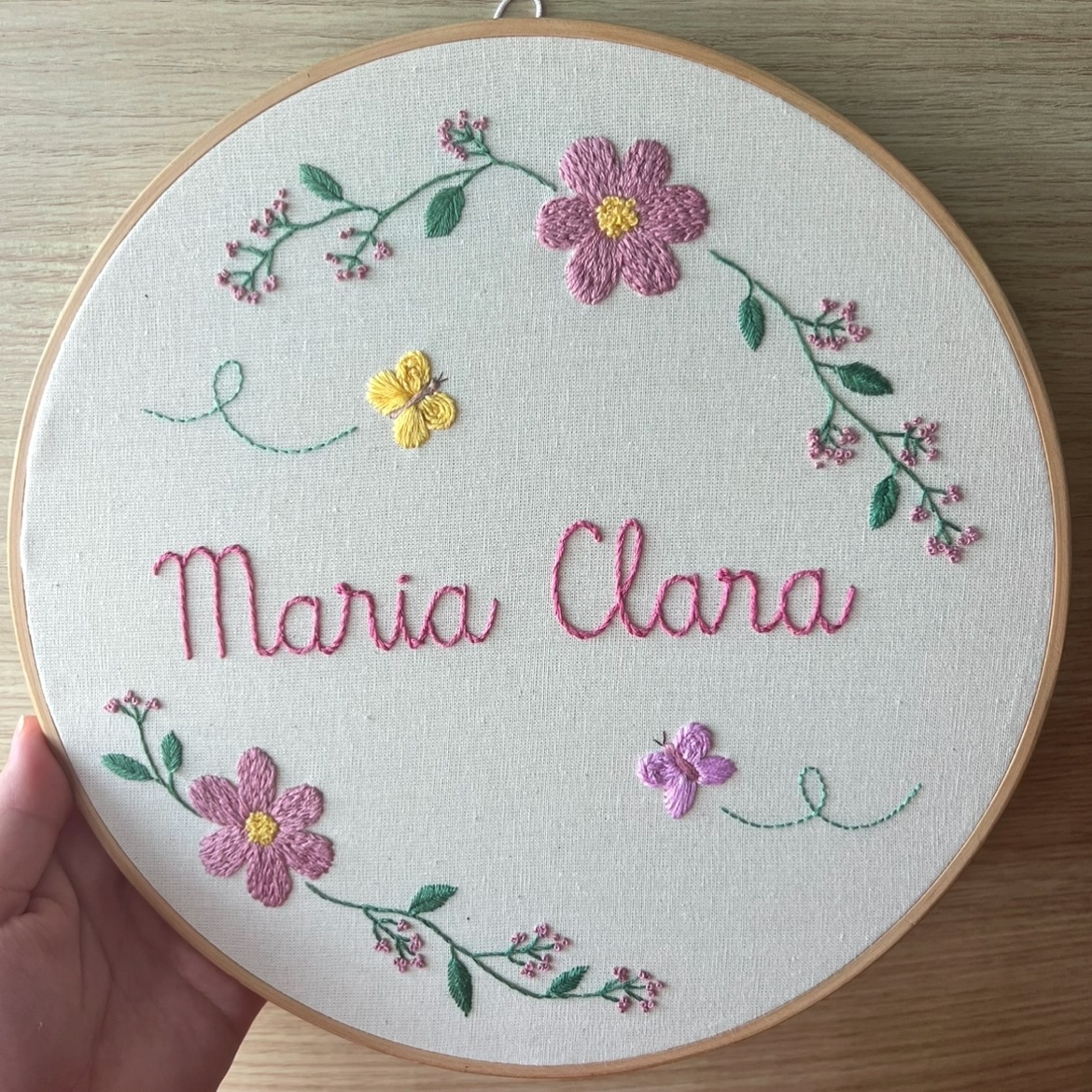 Bastidor bordado com o nome Maria Clara e flores