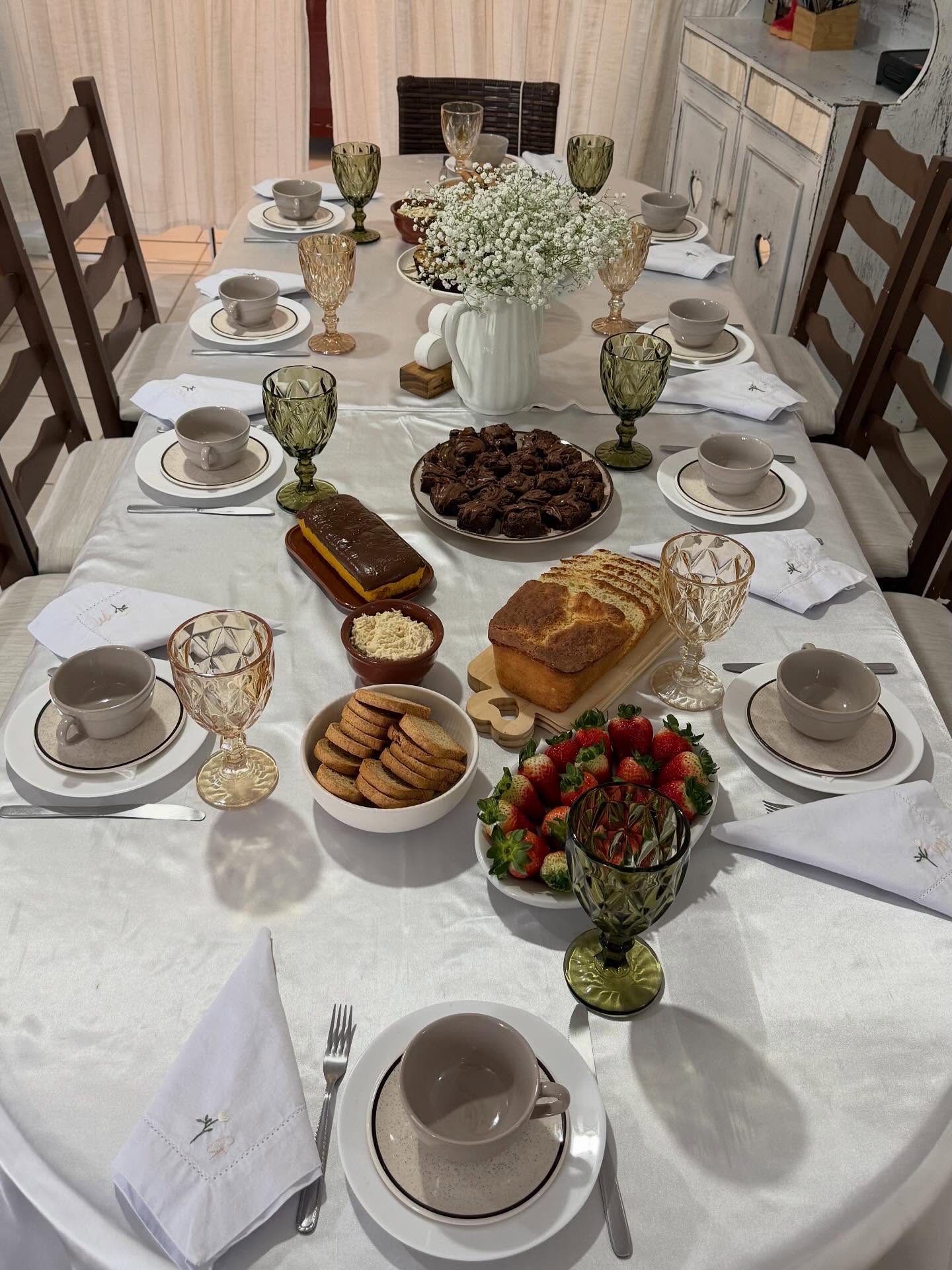 Mesa posta com guardanapos bordados pela Fiore