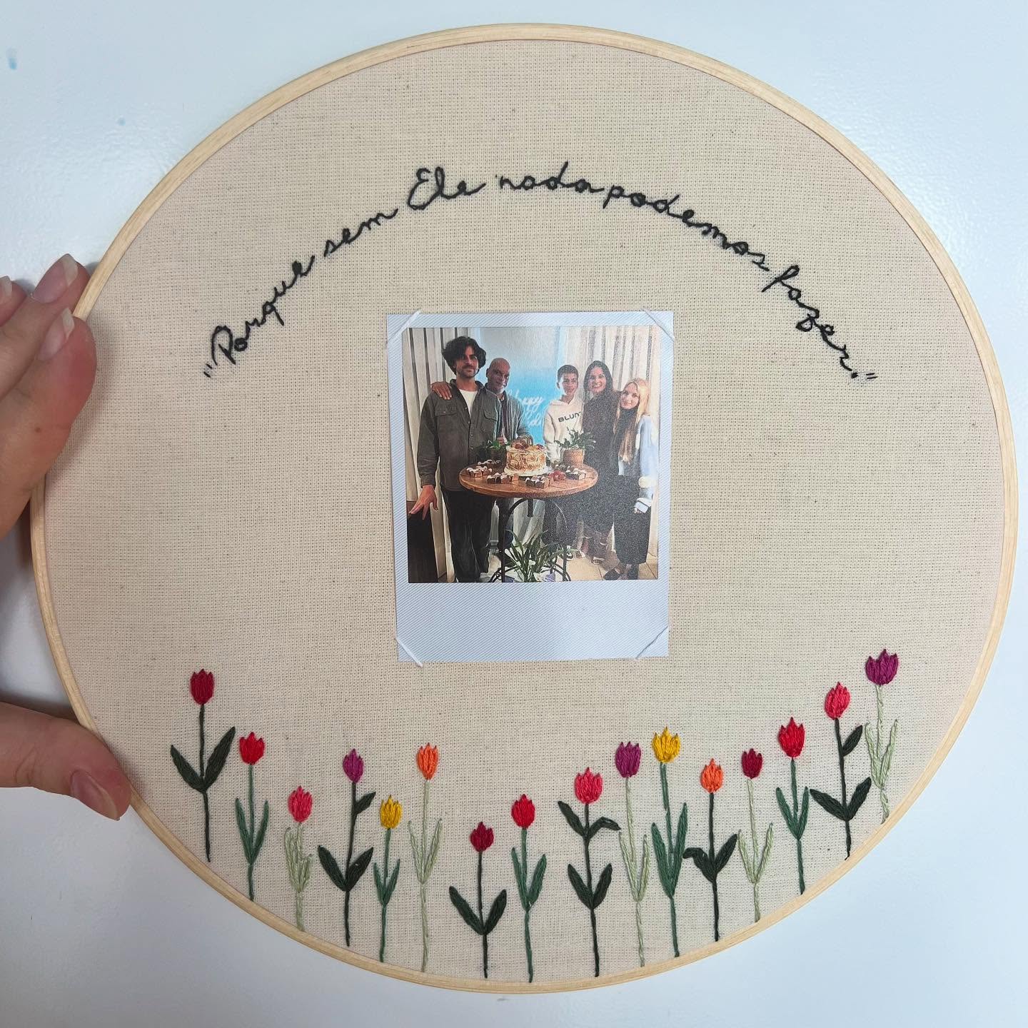 Bastidor com tulipas bordadas e frase de fé